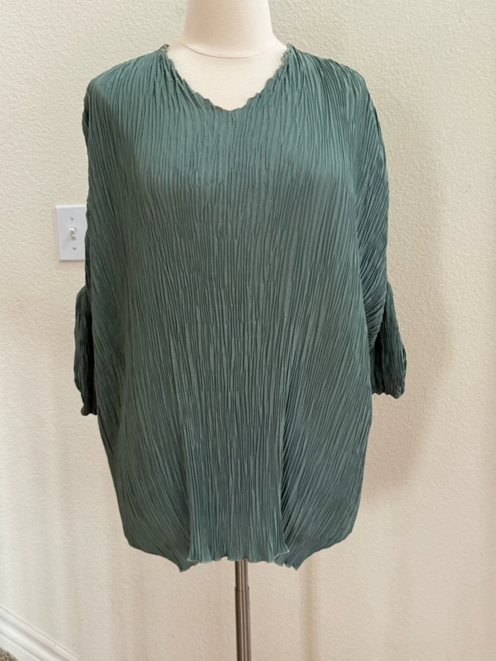 Signed, hand colored & pleated sage green top/shirt. - Picture 12 of 16